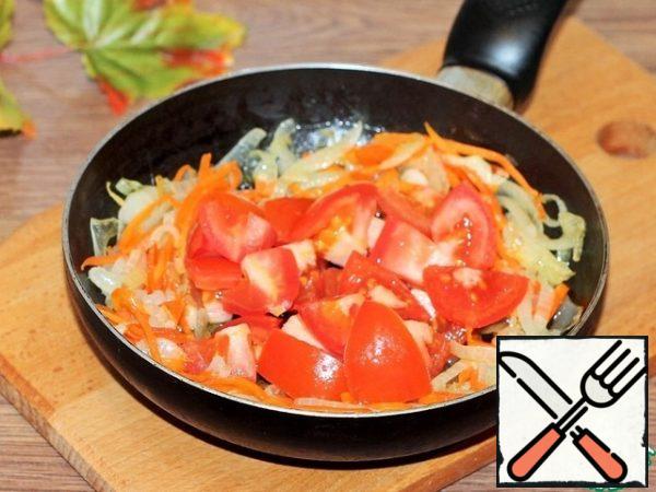 Tomatoes cut into slices and put in a pan, pepper, salt and simmer for 2 minutes. Vegetable roast is ready!
