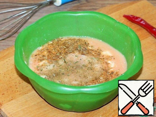 Prepare the simplest, but very flavorful and delicious sauce.
Mix vegetable broth with tomato paste (or tomato ketchup 4 tbsp). Add sour cream, sunflower oil, pressed garlic clove, seasoning (I have ground coriander and cumin), pepper and salt. Whisk the sauce with a whisk. If the sauce is very sour, you can add a pinch of sugar.