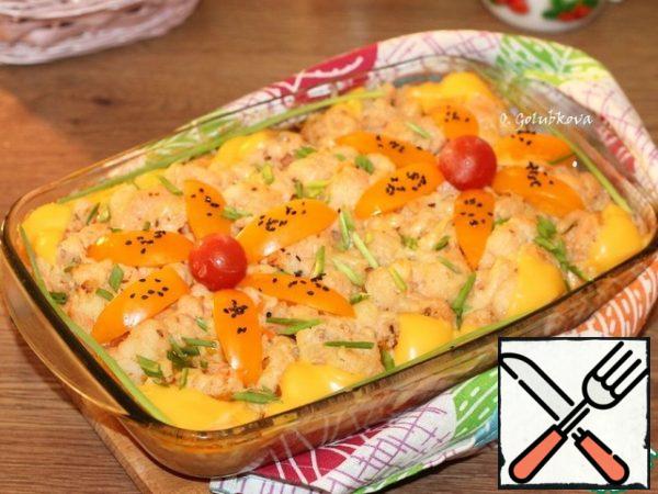 Ready hot dish sprinkle with grated cheese. I have Poshekhonsky cheese, it instantly melted and I did not have to warm up the dish once again. Decorate the dish with melted plate cheese, tomato slices (yellow) and green onions.