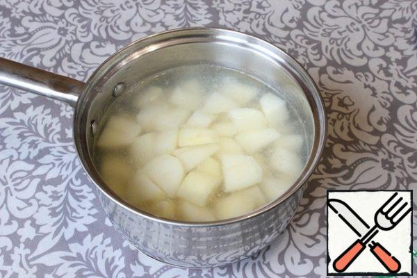 I pour water into the bucket, put it on the fire and bring it to a boil. I put the potato slices in boiling water. After boiling the water, cook them for 10 minutes over medium heat.By the way, you can use boiled potatoes that were left, for example, after yesterday's dinner (reduce the baking time by 10 minutes).
