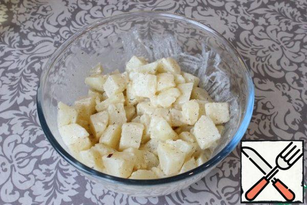 After 10 minutes of cooking, I drain the water from the potatoes. I transfer the pieces to a deep bowl and let them cool for 5 minutes. Pour the egg-sour cream mixture and mix quickly so that the egg does not curl on the hot potatoes (but mix carefully so as not to pass the potato pieces).