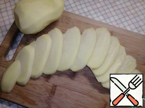 Cut the potatoes into thin slices.