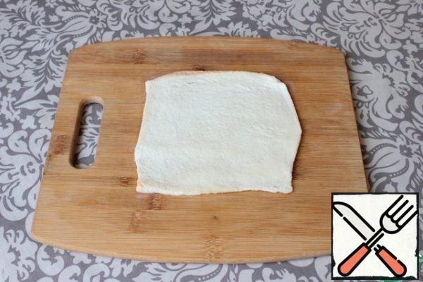 I put a slice of bread soaked in milk on a Board and roll it out slightly with a rolling pin.