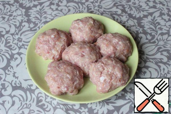 My minced meat is already completely ready, standard for cutlets,  it contains meat, egg, bread, salt. From minced meat I form 6 cutlets.