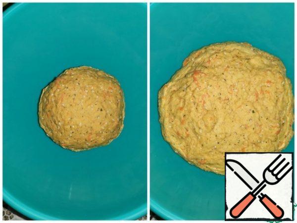 Knead until the dough does not fall behind the walls of the bowl. Then put the bun in a clean bowl and cover with a towel or cling film. Remove to a warm place until the dough increases in volume.