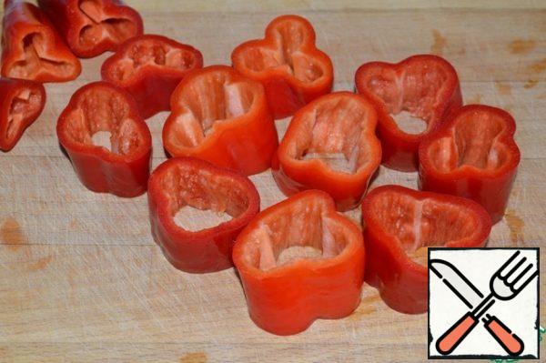 Wash the pepper, cut it into rings, 2 cm wide, remove the seeds and partitions.
"Tails" to be postponed.