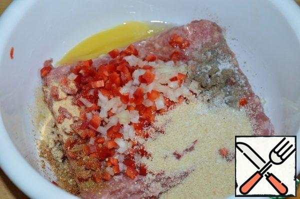 Mix the minced meat, egg, chopped vegetables, breadcrumbs and spices.
Knead well.