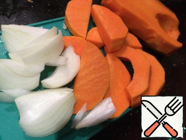 Peel the pumpkin and onion and cut them into large pieces.