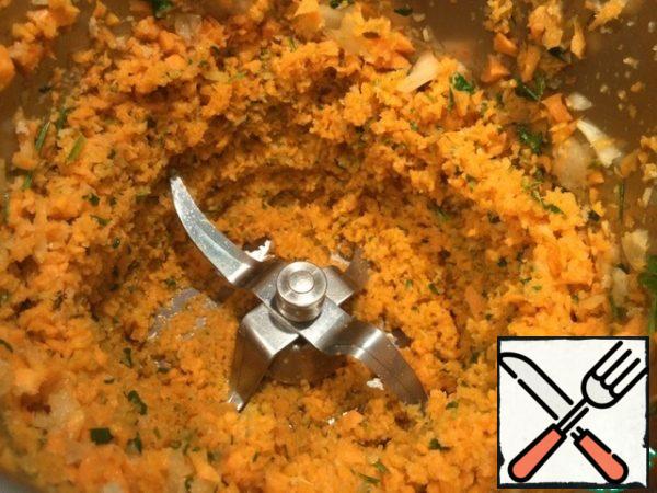Chop the pumpkin, onion, garlic and parsley using a blender or meat grinder.