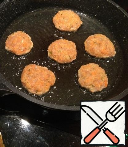 In a very hot pan, pour the oil and spoon the minced meat. Fry the cutlets on both sides.