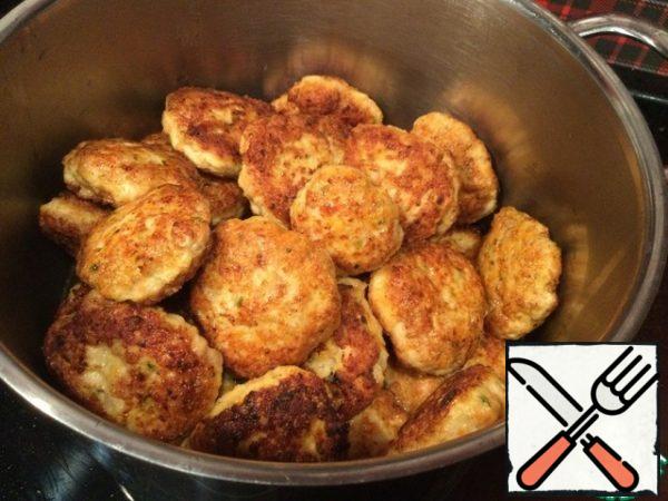 Put the cutlets in a thick-bottomed pot. When all the cutlets are ready, cover the pan with a lid and put on a very slow fire (I have an induction I put on 3), simmer for 12-15 minutes.
