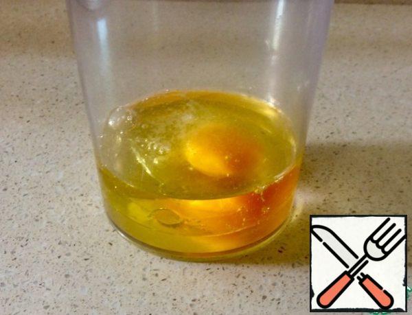 Break the egg into a tall glass and pour the butter on top. To be honest, Lew on the eye, the volume of oil should be 2-2. 5 times more than eggs.