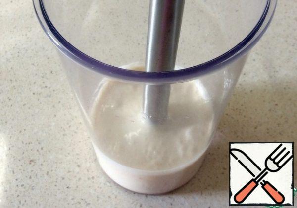 We put the immersion blender in a glass and turn it on at medium power, without lifting it from the bottom for the first few seconds. You can start lifting only when a white mass is formed.