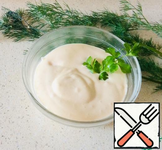 At the end, press a little with a blender, a few whizzes from top to bottom, until it almost thickens. Do not overdo it, otherwise everything will go to the SMARTS. It is better to let it be a little runny, for refueling it is unprincipled. That's it, mayonnaise is ready to use! The recipe can be varied by adding lemon juice, garlic clove or herbs at the initial stage. And with spices, it can easily turn into a sauce.