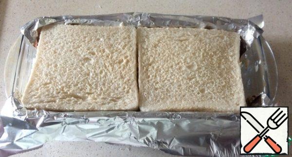 Then again, a layer of sticks, bread, mayonnaise and filling, until the form is filled. Cover the top with a layer of bread.