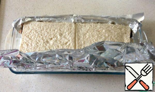 Lubricate with mayonnaise, cover with the edges of the film or foil and put in the refrigerator for a couple of hours.