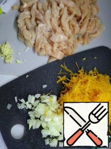 Cut the chicken fillet into strips. Pumpkin to grate on cucumbers. Finely chop the garlic and onion.