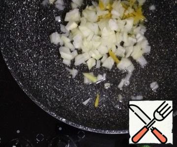Fry the onion in vegetable oil until Golden brown.