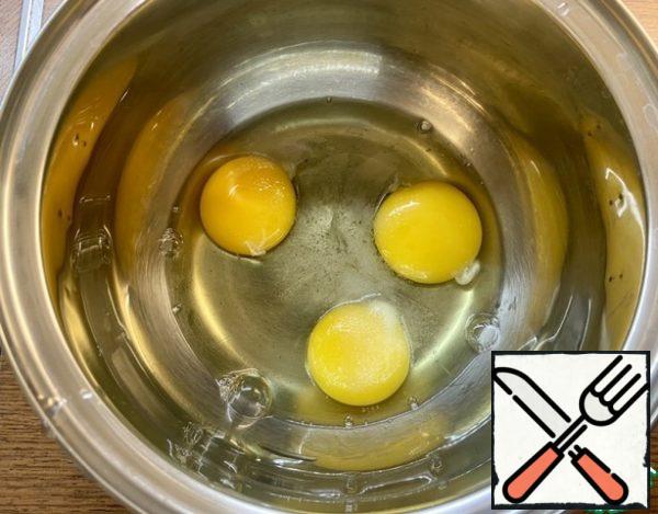 Mix the eggs and salt and beat until white and fluffy.