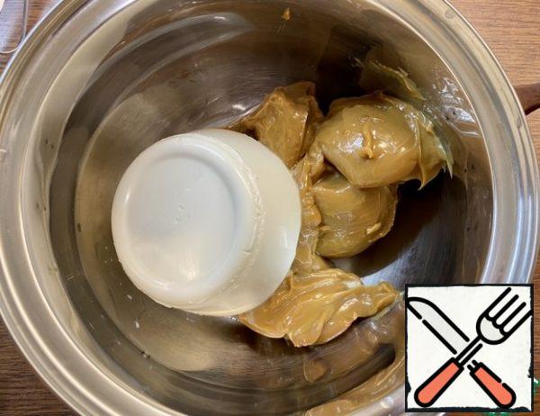 Mix the boiled condensed milk and ricotta and beat with a mixer.
