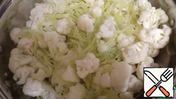 Add the cauliflower and let it simmer until tender. Add salt.
To preserve the vitamins, and to your taste, I cook cauliflower, not to a soft state, but with a slight crunch. Ie as soon as it has changed color and become translucent, I turn off the fire. Pripuskanie — cooking products in a small amount of liquid. Bottom vegetables are cooked, the top is steamed!