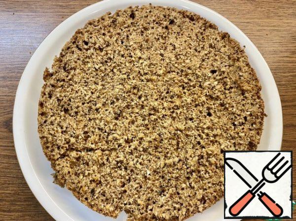 Cut the cooled cake into 3 parts: the top and 2 neat cakes.