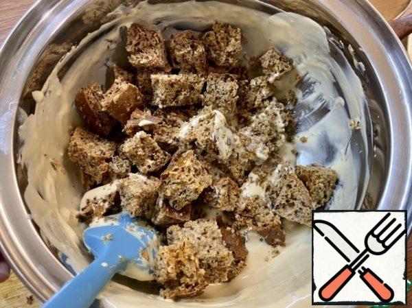 Put the top of the cake cut into small cubes in the remaining cream and mix.