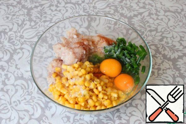 I put the chicken fillet with onions in a deep bowl. I add canned corn (I drain the water from it). Garlic arrows finely cut and also add to the bowl.
I break eggs into a bowl. I add all the spices.
