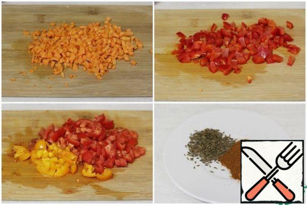Carrot cut into small cubes, sweet pepper and tomato cut a little larger. Tomatoes can be pre-peeled.
Measure out the required amount of sweet paprika and cumin.