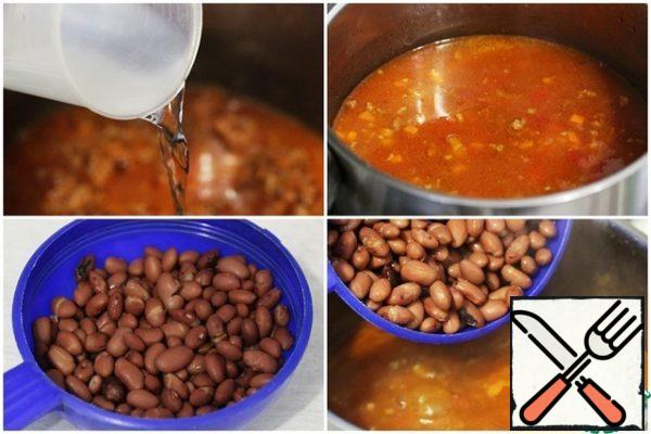 Pour in water or broth – as much as you need to get the desired thickness of soup (I poured 800 ml).
Add the Bay leaf, salt and sugar to taste.
Bring the soup to a boil and cook for 8-10 minutes.
Wash the beans, let the water drain, then add the beans to the boiling soup.