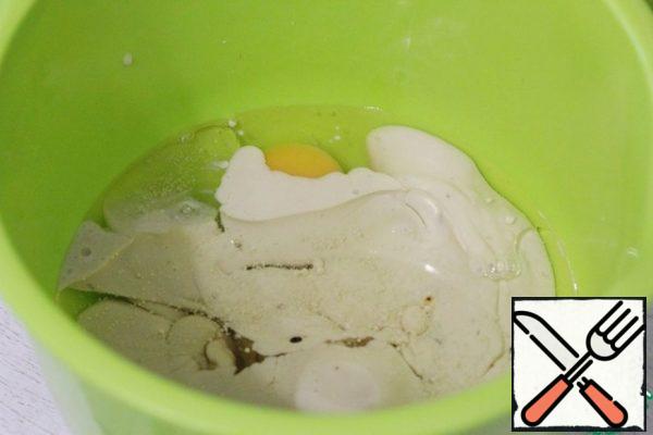 Pour it into the eggs.
Add kefir.