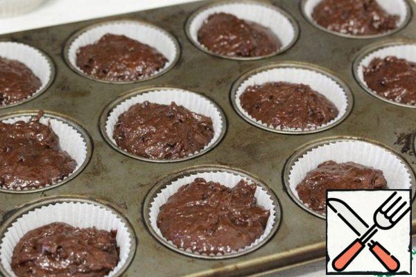 Put the form in the oven, preheated to 180 °C, and bake for 20-25 minutes.