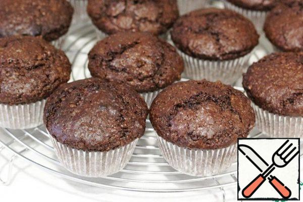 Let the finished muffins stand in the form of five minutes, then transfer them to the grill and cool completely.
