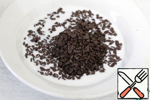 Prepare the icing by melting the chocolate with cream (in a water bath or microwave).
Or you can prepare the glaze according to your favorite recipe, I just suggest the simplest option.