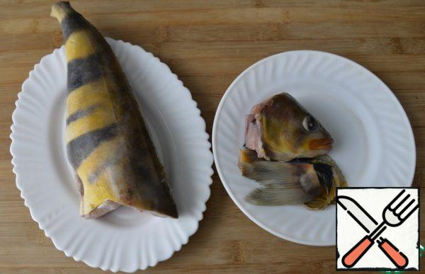 For cooking, you can take any white or red non-bony fish, I have perch-terpug. We clean the fish, cut off the head, remove the gills, cut off the tail and fins.