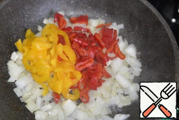 Cut the peppers into strips and add them to the onion. Fry for 10 minutes over medium heat.