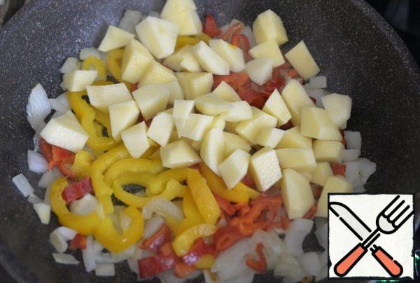 Put the diced peeled potatoes, simmer all 5 minutes. You can add chopped fennel, but I don't like it. Potatoes can also not be added, but they give a good texture and density when boiled.