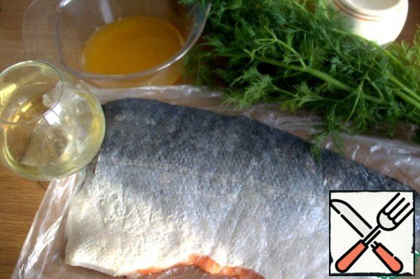 Prepare the products. Clean the trout if necessary. I have a ready-made fillet on the skin, half of the fish. The author recommends it on the skin, so it is more convenient to cut it into portions later.