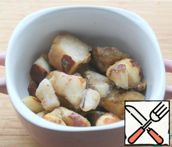To prepare mushrooms is to thaw and rinse. Cut into medium-sized.