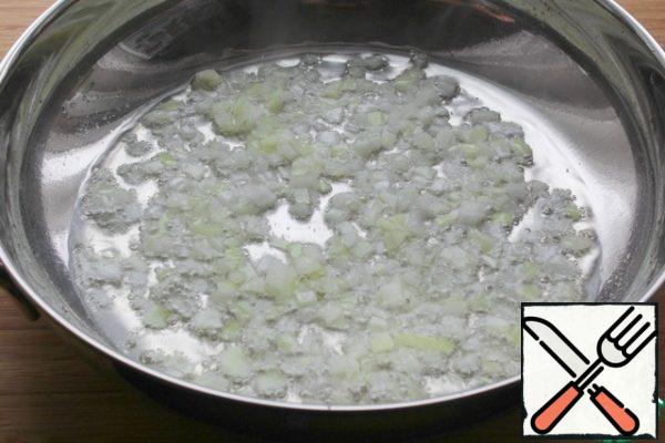 Cut the onion finely and fry in vegetable oil in a preheated frying pan.