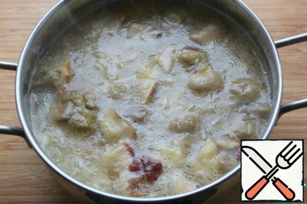 Strain the broth.
Return the mushrooms to the broth.
Put on the fire and add the cabbage soup, sugar and salt-do not add all the salt at once-taste it