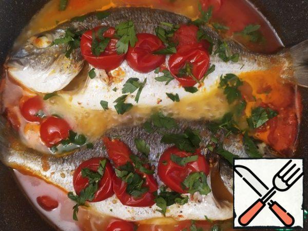 When the fish is ready, turn off the heat and sprinkle with parsley.