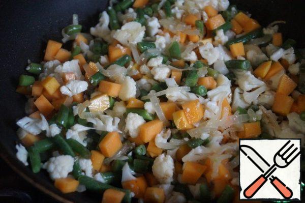 Add the vegetables to the pan and fry them until half-cooked, about 15 minutes. Leave the vegetables to cool.