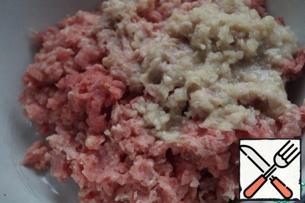 Prepare minced meat. We will pass the pork and one onion through a meat grinder.