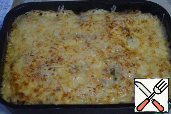 Bake in the oven at 180 degrees for 40 minutes. 15 minutes before cooking, remove the casserole and sprinkle with grated cheese. 