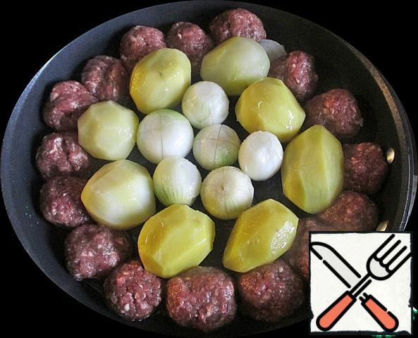 Turn on the oven to heat up to 200 deg. C.
add grated onion, salt, pepper and water to the minced meat.
Knead until sticky, form 16 small meatballs, spread the meatballs in a round shape or pan, greased with vegetable oil, around the outer circle. Potatoes are cleaned, small potatoes are left whole, large cut into 4 parts, put in a bowl, sprinkle with salt and pour vegetable oil, mix and put in the form of the next circle. Small onions are cleaned, cut crosswise on top and put in the center of the form, a little sprinkle with sugar.