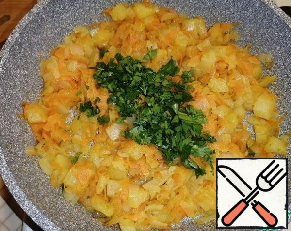 Add finely chopped parsley. Fry for another 2 minutes. Put the filling to cool.