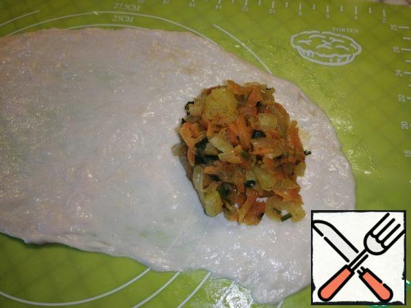 Put the filling on the edge (it takes me 1 tablespoon with a slide).