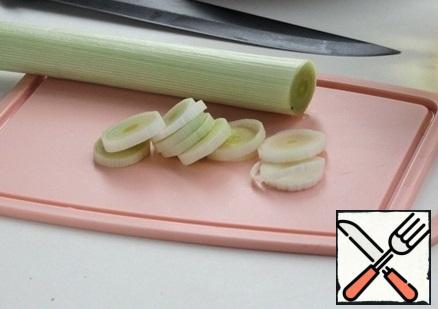 The white part of the leek cut into rings, put out under the lid in vegetable oil for 7 minutes.