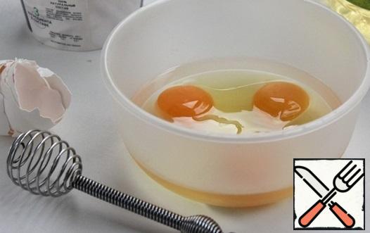 In a bowl, mix eggs, sour cream, and vegetable oil.